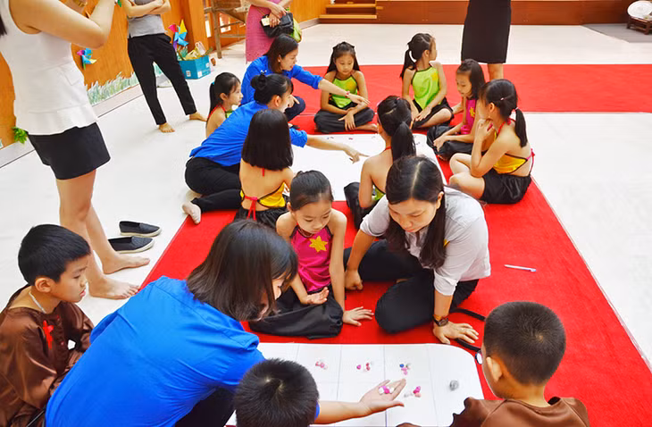 Các em có thể chơi các trò chơi đánh chuyền, ô ăn quan...