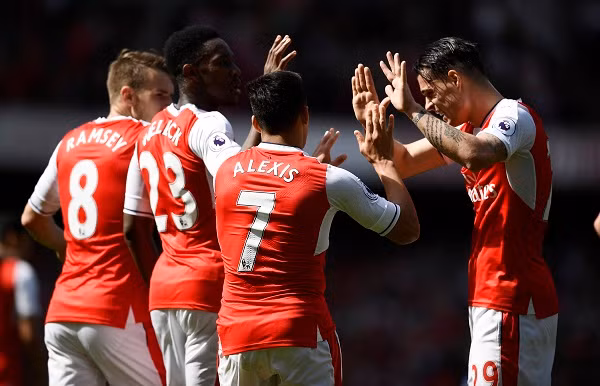 Niềm vui của các cầu thủ Arsenal sau bàn thắng của Sanchez. Ảnh: Reuters.