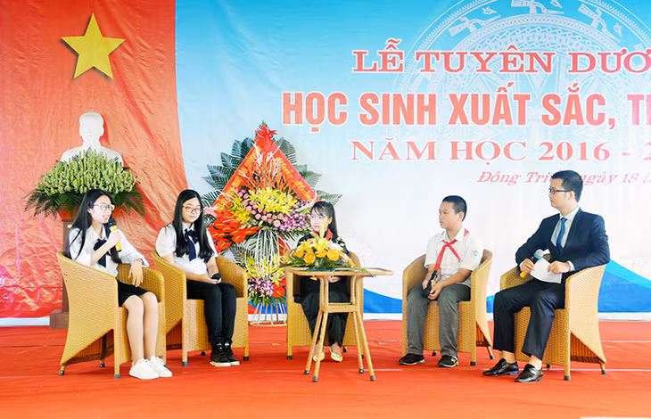 Các học sinh tiêu biểu của tỉnh năm học 2016-2017 giao lưu với các thầy cô giáo, học sinh trong tỉnh.