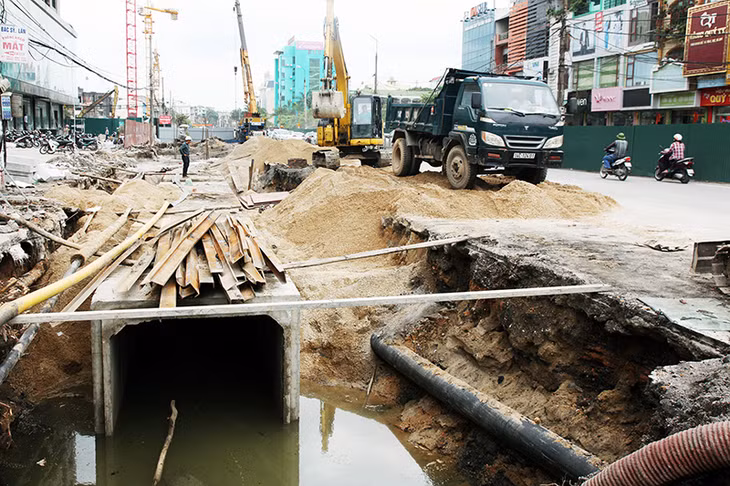 Tại tuyến đường Trần Hưng Đạo, song song với việc đầu tư cải tạo, mở rộng tuyến đường, các hạng mục cống và rãnh dọc cũng đang được tập trung đẩy nhanh tiến độ.