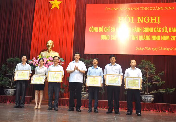 Đồng chí Nguyễn Đức Long, Phó Bí thư Tỉnh ủy, Chủ tịch UBND tỉnh trao Bằng khen của UBND tỉnh cho các tập thể đạt kết quả cao trong thực hiện CCHC năm 2016.