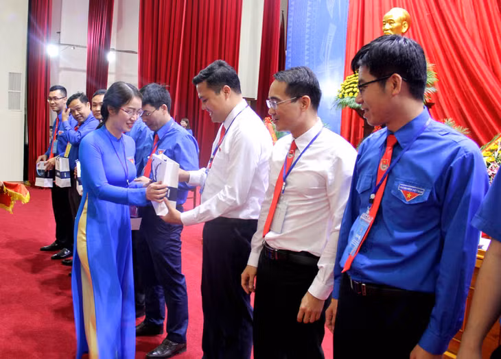 Bí thư Đoàn Khối các cơ quan tỉnh khen thưởng các cá nhân có thành tích xuất sắc tham gia công tác Đoàn và phong trào TTN Đoàn Khối các cơ quan tỉnh nhiệm kỳ 2012 -2017.