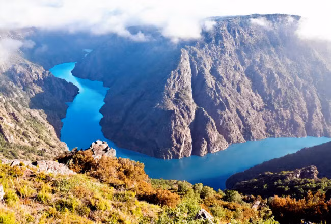 Vùng tự trị Galicia gây ấn tượng với những vách núi hùng vĩ, làng chài thanh bình và hàng trăm bãi biển tuyệt đẹp. Nơi đây cũng là một trong những địa điểm ẩm thực hấp dẫn nhất ở Tây Ban Nha và đặc biệt nổi tiếng với các món hải sản.