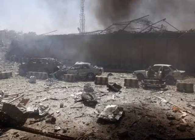 Những chiếc xe bị thiêu rụi do vụ đánh bom tại trung tâm Thủ đô Kabul, Afghanistan, ngày 31-5. (Ảnh: Reuters)