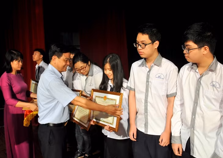 Đồng chí Trần Đức Lâm, Bí thư Thành ủy, Chủ tịch HĐND TP Hạ Long khen thưởng các em học sinh xuất sắc.