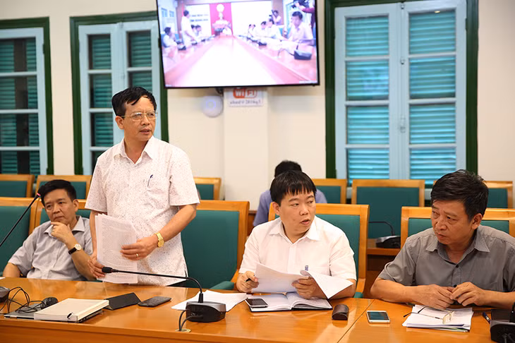Đồng chí Vũ Văn Khánh, Giám đốc Sở GTVT báo cáo tiến độ thực hiện một số dự án giao thông trọng điểm.