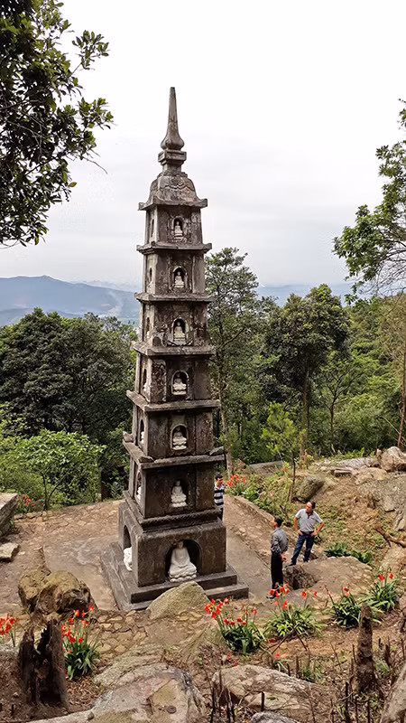 Tháp đá 7 tầng phía sau chùa từng bị đổ, đã được phục dựng lại là tháp đá lớn nhất trong các tháp đá ở Quảng Ninh.