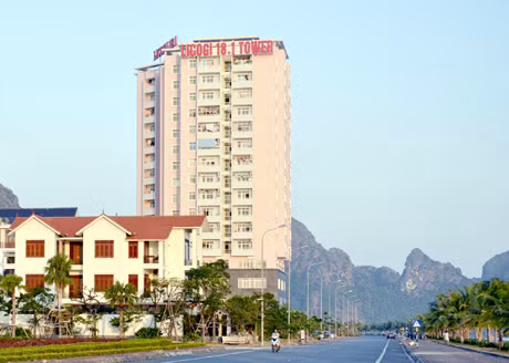 Theo ông Nguyễn Mạnh Tuấn, Phó Giám đốc Sở Xây dựng, để những khu chung cư cũ nát được cải tạo khang trang, tạo điểm nhấn cho đô thị, Bộ Xây dựng cần ban hành nghị định về quản lý, cải tạo chung cư cũ xuống cấp. Trong ảnh: Chung cư Licogi 18.1, phường Hồng Hà, TP Hạ Long. Ảnh: Thu Nguyệt