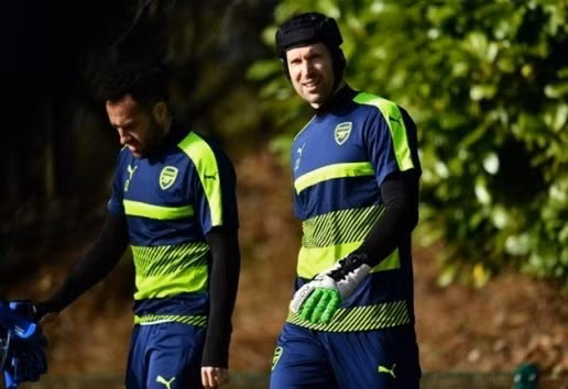  Wenger chọn Ospina bắt chính thay vì Cech. Ảnh: Mirror.