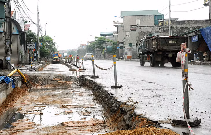 Nhiều đoạn đơn vị thi công sử dụng cọc phản quang và dây phản quang rất tạm bợ, nhếch nhác.