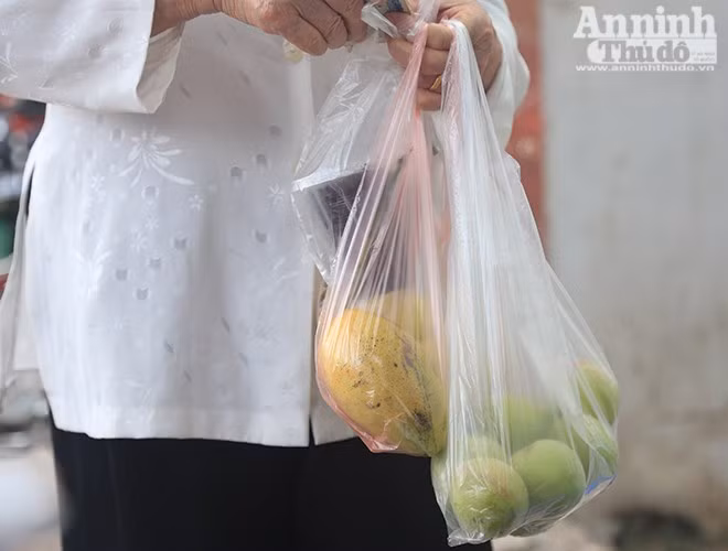  Ai cũng một túi nilon nhỏ có rượu nếp cẩm, trái cây khi về 