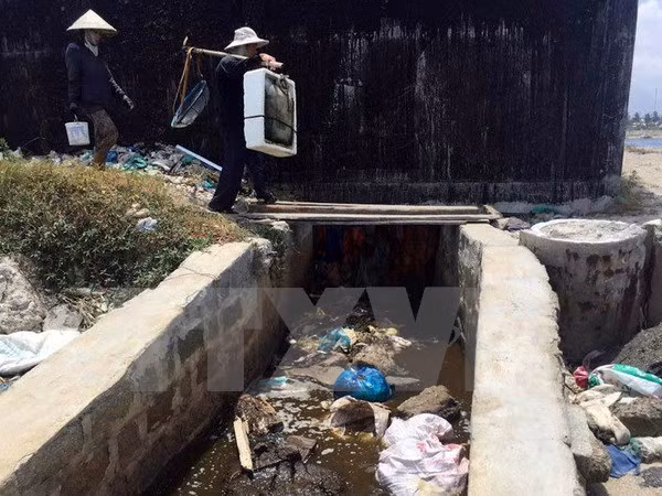 Cống nước thải của nhà máy đường Khánh Hòa tiếp giáp với đầm Thủy Triều (ảnh chụp ngày 16/3). (Ảnh: Phan Sáu/TTXVN)