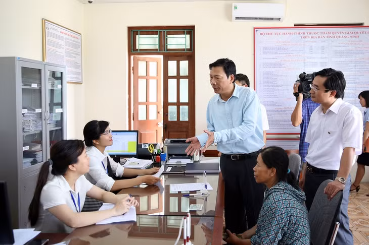 Đồng chí Bí thư Tỉnh ủy kiểm tra hoạt động Trung tâm Hành chính công phường Phương Nam, Uông Bí.