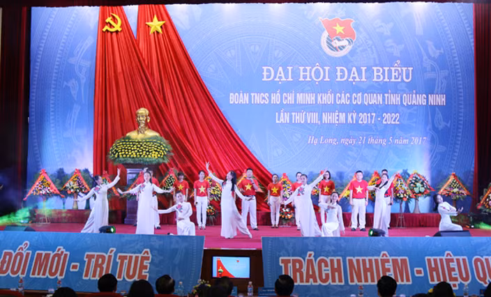 Tiết mục văn nghệ chào mừng đại hội.