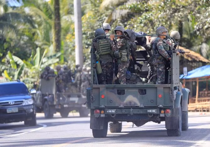 Xe chở quân đội Philippines trên đường tới Marawi. Ảnh: Reuters