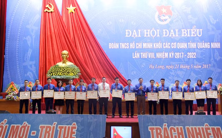 Bí thư Tỉnh đoàn Lê Hùng Sơn khen thưởng cho các tập thể và cá nhân có thành tích xuất sắc tham gia công tác Đoàn và phong trào TTN Đoàn Khối các cơ quan tỉnh nhiệm kỳ 2012 -2017