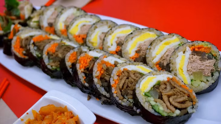 Cheonan còn nhiều món ngon khác như thịt nướng truyền thống, gà xào xì dầu hay cơm cuộn. Ảnh: Whatsstewin.