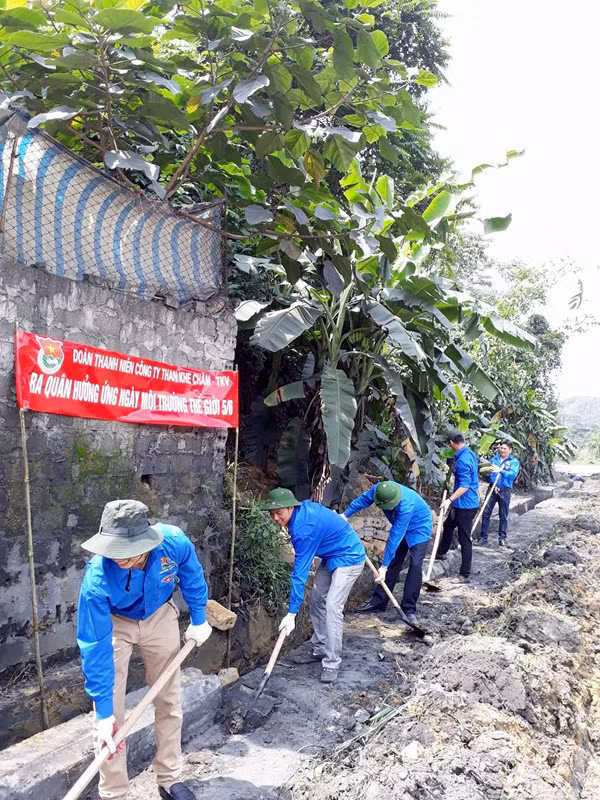 Đoàn Thanh niên Công ty Than Khe Chàm tham gia nạo vét cống rãnh khu dân cư, hưởng ứng Ngày Môi trường thế giới 5-6.