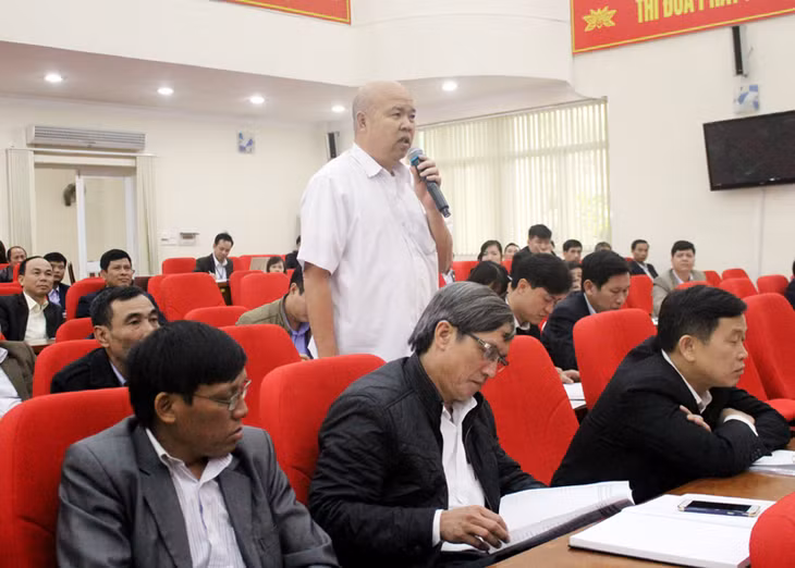 Đại diện doanh nghiệp trao đổi ý kiến tại hội nghị đối thoại và tháo gỡ khó khăn cho doanh nghiệp quý I-2017 của TX Đông Triều. Ảnh: Đinh Yến (CTV)