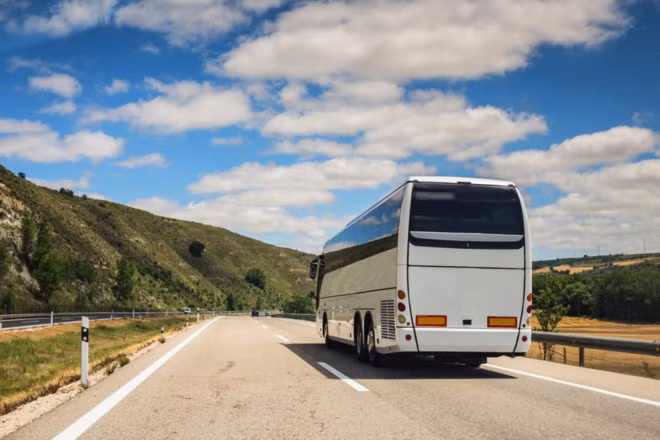 Di chuyển bằng xe bus là cách nhanh nhất để khám phá thành phố. Ảnh: Wosco.