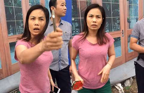 Người phụ nữ có những lời lẽ lăng mạ CSGT khi tổ công tác lập biên bản xử lý vi phạm.