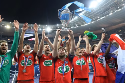 Maxwell nâng Cup quốc gia, danh hiệu thứ 37 trong sự nghiệp hậu vệ Brazil. Ảnh: Reuters.