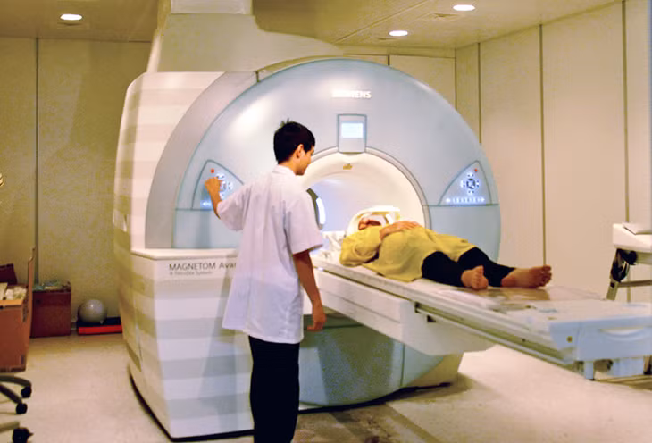 Chụp cộng hưởng từ cho bệnh nhân tại Bệnh viện Đa khoa tỉnh.