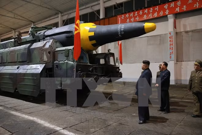Nhà lãnh đạo Triều Tiên Kim Jong-un (phía trước) kiểm tra loại tên lửa đạn đạo đất đối đất tầm trung Hwasong-12 ngày 15/4. (Nguồn: EPA/TTXVN)