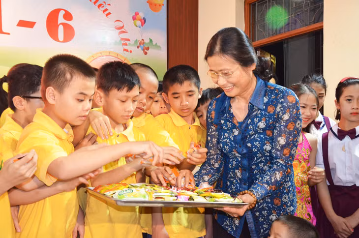 Đồng chí Đỗ Thị Hoàng, Phó Bí thư Thường trực Tỉnh ủy phát quà cho các cháu thiếu nhi 