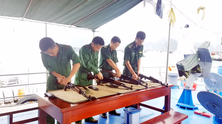 Đoàn viên Chi đoàn Thanh niên Hải đội 2 Biên phòng bảo dưỡng súng trước đợt tuần tra dài ngày trên biển.