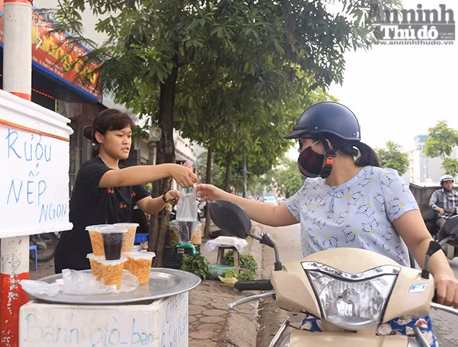  Rượu nếp cẩm được cho vào hộp nhựa tiện dụng cho những người mua, mỗi hộp như thế này được bán với giá 10.000 đồng. 