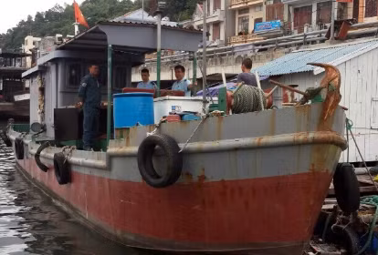 Tàu vận chuyển dầu trái phép.