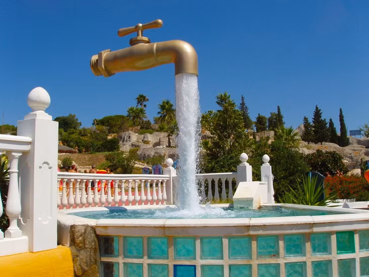 Đài phun nước hình dáng một vòi nước này nằm trên đảo Menorca của Tây Ban Nha. Đường ống dẫn nước được che giấu ngay bên trong dòng nước nước, tạo ấn tượng là vòi nước đang nổi trong không trung. Ảnh: Livejournal.com.