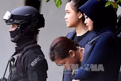 Nghi phạm Siti Aisyah (giữa) bị áp giải rời tòa án ở Sepang ngày 13/4. Ảnh: AFP/TTXVN