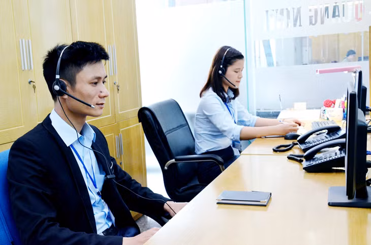 Cán bộ Trung tâm Hành chính công tỉnh hướng dẫn công dân sử dụng dịch vụ công trực tuyến mức độ 3 qua Tổng đài tư vấn 1900558826.