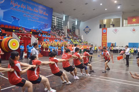 Trận thi đấu môn kéo co giữa Trung tâm Cấp cứu mỏ (áo đỏ) và Điện lực Quảng Ninh 