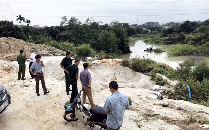 Công an TP Uông Bí kiểm tra, phát hiện vụ khai thác cát trái phép tại khu vực lòng suối thuộc khu 10, phường Thanh Sơn, TP Uông Bí, ngày 18-5.