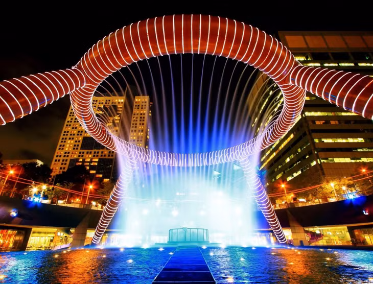Đài Thịnh vượng nằm bên ngoài trung tâm mua sắm Suntec City, Singapore, được ghi danh vào sách Kỷ lục thế giới năm 1998 là đài phun nước lớn nhất thế giới, diện tích 1.683 m2 và cao 13 m. Ảnh: Gooodvoyage.