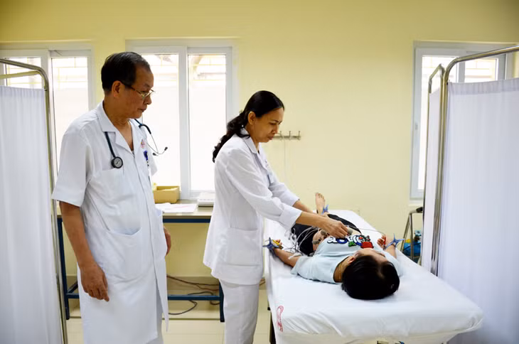 Kỹ thuật viên thực hiện làm điện tim cho bệnh nhân tại Bệnh viện Việt Nam - Thụy Điển Uông Bí.
