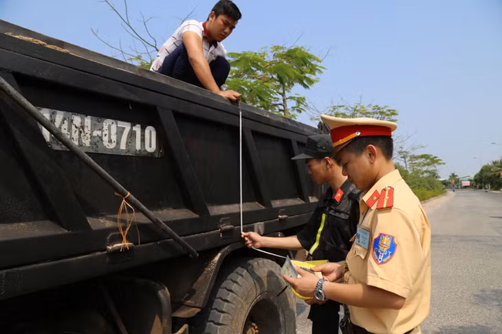 Kiểm tra kích thước thành thùng xe theo Giấy chứng nhận kiểm định an toàn kỹ thuật và bảo bệ môi trường đối với phươngng tiện vận tải. 