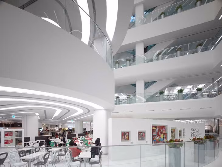Galleria Centercity đã đạt nhiều giải thưởng về kiến trúc. Nơi này bày bán nhiều hàng hóa và có các gian hàng ăn uống, cà phê. Ảnh: E-architect.