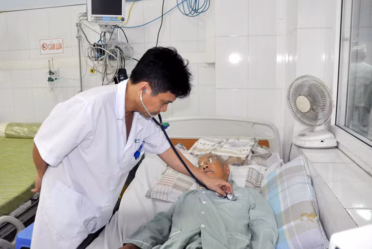 Bác sĩ Khoa Tim mạch, Bệnh viện Bãi Cháy khám cho bệnh nhân sau khi đặt stent động mạch vành.