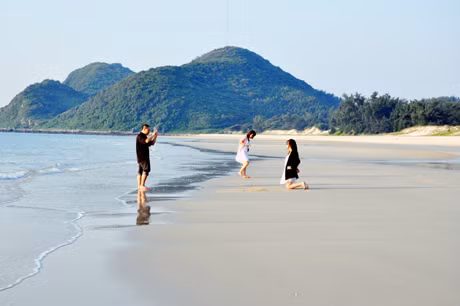 Hết hè, bãi tắm Sơn Hào (Vân Đồn) lại đìu hiu khách...