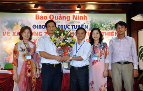 Đồng chí Hoàng Chí Dũng, Phó Tổng Biên tập Báo Quảng Ninh tặng hoa chúc mừng Nhà giáo ưu tú Lưu Xuân Giới, Trưởng Phòng Giáo dục - Đào tạo Đông Triều tham gia giao lưu trực tuyến với độc giả Báo Quảng Ninh.