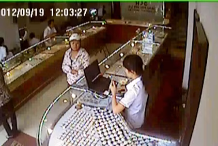 Hình ảnh đối tượng trộm dây chuyền (đội mũ) đã bị camera an ninh của cửa hàng ghi lại.