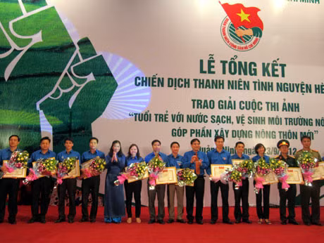 Trao tặng bằng khen của T.Ư Đoàn các tập thể và cá nhân tiêu biểu đã có thành tích xuất sắc trong chiến dịch tình nguyện hè 2012.