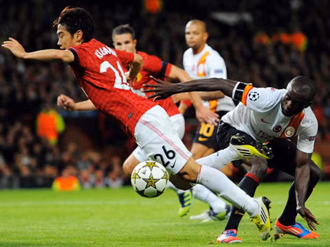 MU của Kagawa và Van Persie thắng trong tâm trạng tim đập chân run. Galatasaray chỉ có thể đổ lỗi cho thần may mắn đã không mỉm cười với họ. Ảnh: AFP.