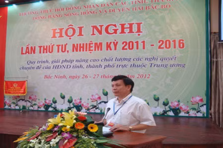 Đồng chí Trần Xuân Cương, Ủy viên Thường trực HĐND tỉnh Quảng Ninh trình bày tham luận tại hội nghị
