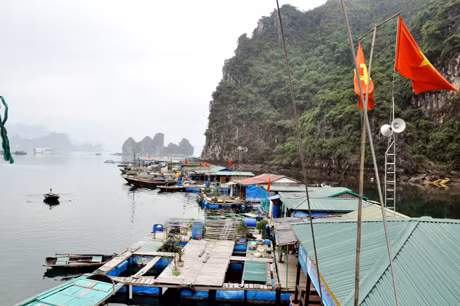 Một góc làng chài Cửa Vạn. Ảnh: TRẦN MINH