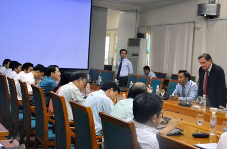 Ông Pierre Daniel giới thiệu về Tập đoàn Citelum (Pháp) và Công ty TNHH Citelum Việt Nam.